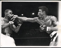 GRIFFITH, EMILE-JOSE STABLE WIRE PHOTO (1965-LATE ROUND ACTION)