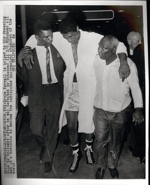 TERRELL, ERNIE WIRE PHOTO (1967-POSTFIGHT WITH ALI)