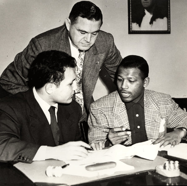 ROBINSON, SUGAR RAY-JAKE LAMOTTAWIRE PHOTO (1951-AT CONTRACT SIGNING)