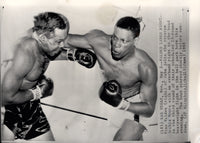 VALDES, NINO-ARCHIE MOORE WIRE PHOTO (1955-3RD ROUND)