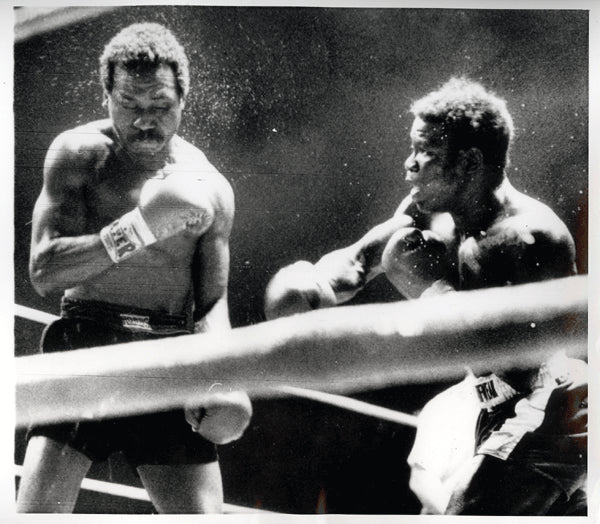 NAPOLES, JOSE-EMILE GRIFFITH WIRE PHOTO (1969-3RD ROUND)