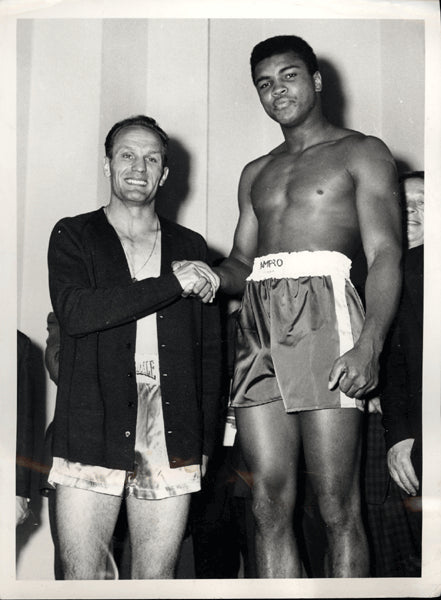 ALI, MUHAMMAD-HENRY COOPER WIRE PHOTO (1966-WEIGHING IN)