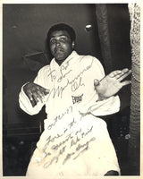 ALI, MUHAMMAD VINTAGE SIGNED PHOTO (1977-AS CHAMPION)