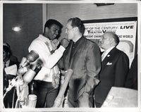 ALI, MUHAMMAD-HENRY COOPER II WIRE PHOTO (SQUARING OFF-1966)