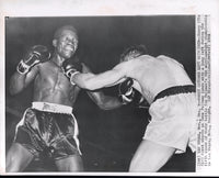 FULLMER, GENE-BENNY "KID" PARET WIRE PHOTO (1961-5TH ROUND)