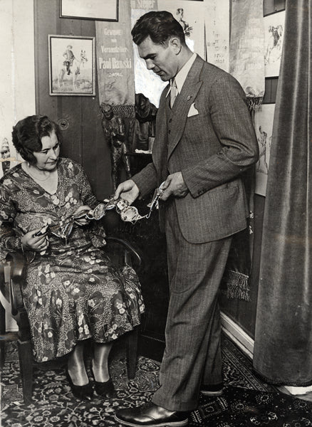 SCHMELING, MAX WIRE PHOTO (1930-WITH HIS MOTHER)