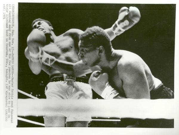 ALI, MUHAMMAD-BUSTER MATHIS WIRE PHOTO (1971)