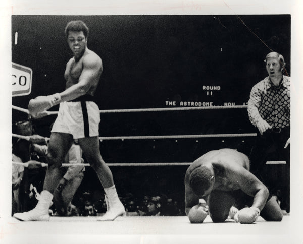 ALI, MUHAMMAD-BUSTER MATHIS WIRE PHOTO (1971-11TH ROUND)