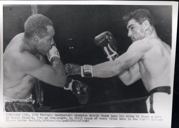 MOORE, ARCHIE-GIULIO RINALDI WIRE PHOTO (1961-1ST ROUND)