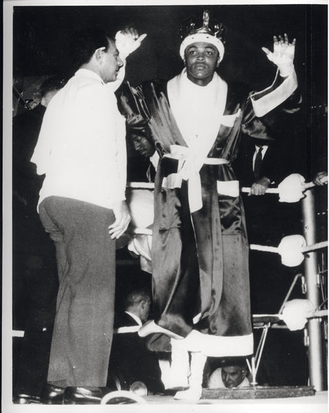 CLAY, CASSIUS WIRE PHOTO (1963-AFTER BEATING HENRY COOPER)