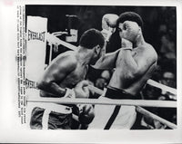 ALI, MUHAMMAD-JOE FRAZIER III WIRE PHOTO (1975-3RD ROUND)