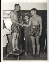 LOUIS, JOE-LOU NOVA WIRE PHOTO (1941-WEIGHING IN)