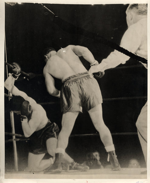 LOUIS, JOE-TAMI MAURIELLO WIRE PHOTO (1946-END OF FIGHT)