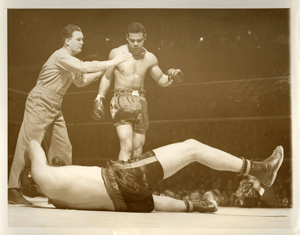 LOUIS, JOE-BUDDY BAER II WIRE PHOTO (1942-END OF FIGHT)