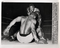 MATTHEWS, LEN-ORLANDO ZULUETA WIRE PHOTO (1958-6TH ROUND)