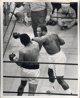 ALI, MUHAMMAD-JOE FRAZIER II WIRE PHOTO (1974)