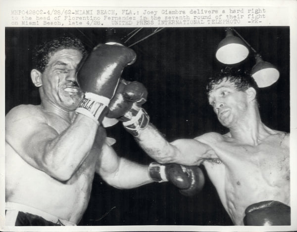 FERNANDEZ, FLORENTINO-JOEY GIAMBRA WIRE PHOTO (1962-7TH ROUND)