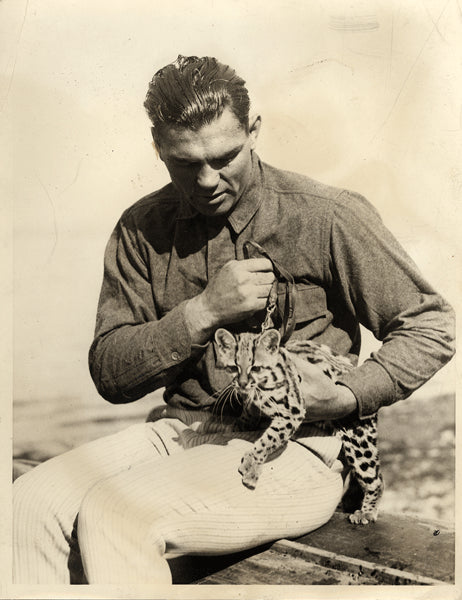 DEMPSEY, JACK WIRE PHOTO (POSING WITH LEOPARD CUB AT TRAINING CAMP)