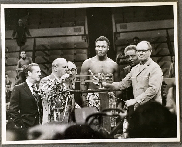 FRAZIER, JOE-MUHAMMAD ALI I LARGE FORMAT PHOTO (1971-FRAZIER WEIGHING IN)