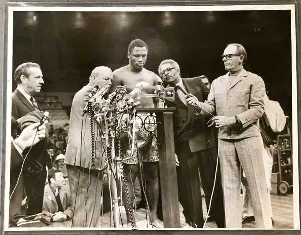 FRAZIER, JOE-MUHAMMAD ALI I LARGE FORMAT PHOTO (1971-FRAZIER WEIGHING IN)