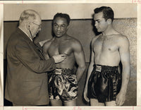 ARMSTRONG, HENRY-BARNEY ROSS WIRE PHOTO (1938-PRE FIGHT MEDICAL)