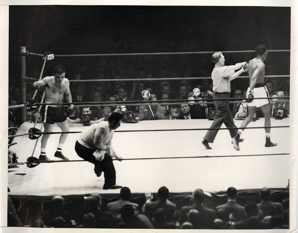 ROBINSON, SUGAR RAY-JAKE LAMOTTA VI WIRE PHOTO (1951-END OF FIGHT)