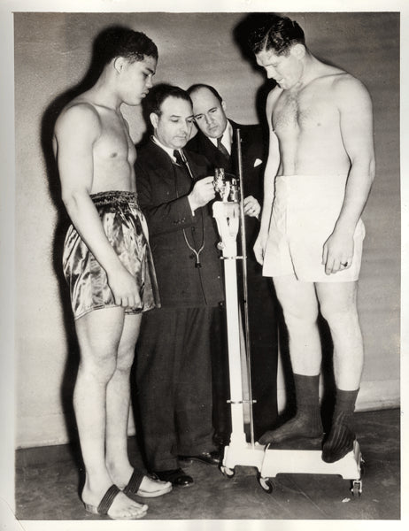 LOUIS, JOE-NATIE BROWN WIRE PHOTO (1937-WEIGHING IN)