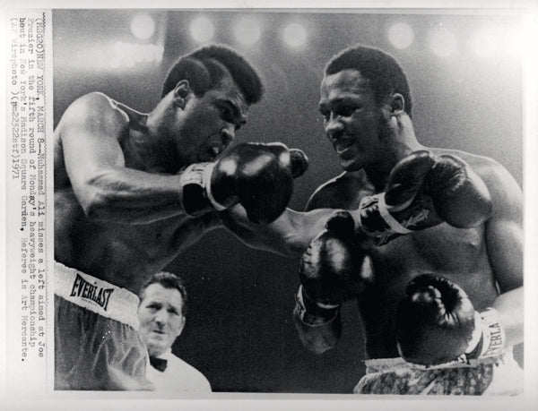 ALI, MUHAMMAD-JOE FRAZIER I WIRE PHOTO (1971-5TH ROUND)