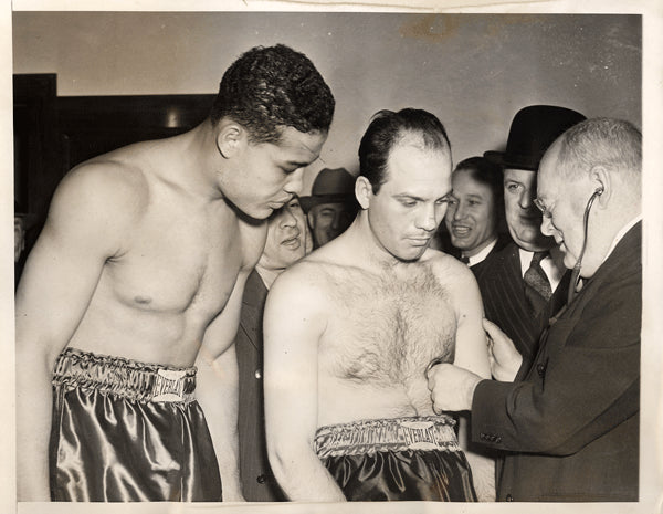 LOUIS, JOE-JOHNNY PAYCHECK WIRE PHOTO (1940-PRE FIGHT MEDICAL)