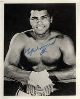 ALI, MUHAMMAD SIGNED PHOTO (JSA & STINSON LOAS)