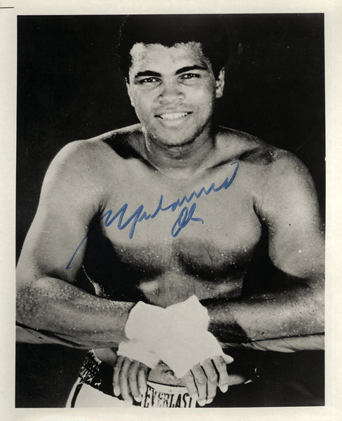 ALI, MUHAMMAD SIGNED PHOTO (JSA & STINSON LOAS)