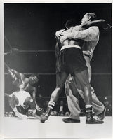 GRIFFITH, EMILE-BENNY "KID" PARET WIRE PHOTO (1962-END OF FIGHT)