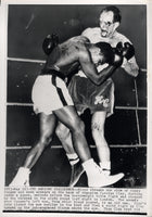 ALI, MUHAMMAD-HENRY COOPER II WIRE PHOTO (1966-6TH ROUND)