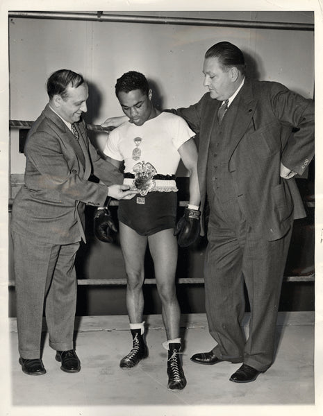 ARMSTRONG, HENRY WIRE PHOTO (1938-RECEIVING CHAMPIONSHIP BELT)
