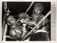 GRIFFITH, EMILE-BENNY "KID" PARET WIRE PHOTO (1962-END OF FIGHT)