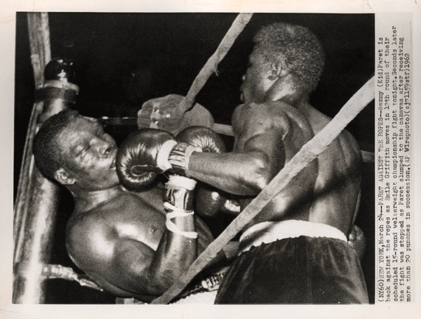 GRIFFITH, EMILE-BENNY "KID" PARET WIRE PHOTO (1962-END OF FIGHT)
