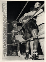 GRIFFITH, EMILE-BENNY "KID" PARET WIRE PHOTO (1962-END OF FIGHT)