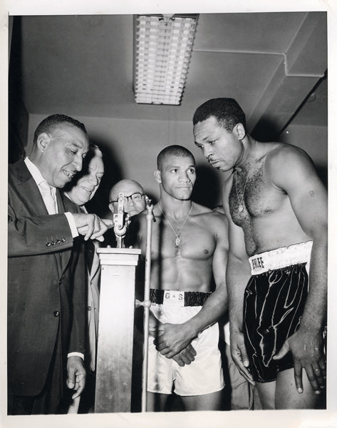 MOORE, ARCHIE-HAROLD JOHNSON WIRE PHOTO (1954-WEIGHING IN)