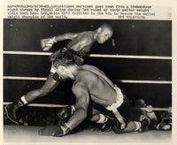 AKINS, VIRGIL-VINCE MARTINEZ WIRE PHOTO (1958-3RD ROUND)