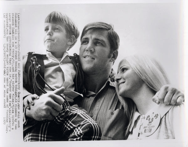 QUARRY, JERRY & FAMILY WIRE PHOTO (1970)