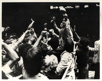 BENITEZ, WILFRED WIRE PHOTO (1978-CELEBRATING AFTER WIN OVER SHIELDS)