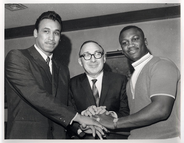 FRAZIER, JOE-MANUEL RAMOS WIRE PHOTO (1968-ANNOUNCING THE FIGHT)