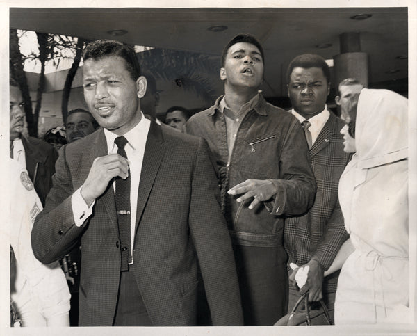 CLAY, CASSIUS-SUGAR RAY ROBINSON-BUNDINI BROWN ORIGINAL WIRE PHOTO (1964-DAY ALI WON TITLE