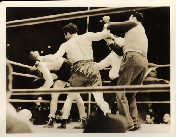 BAER, MAX-PAT COMISKEY ORIGINAL PHOTO (1940-COMISKEY DOWN-END OF FIGHT)