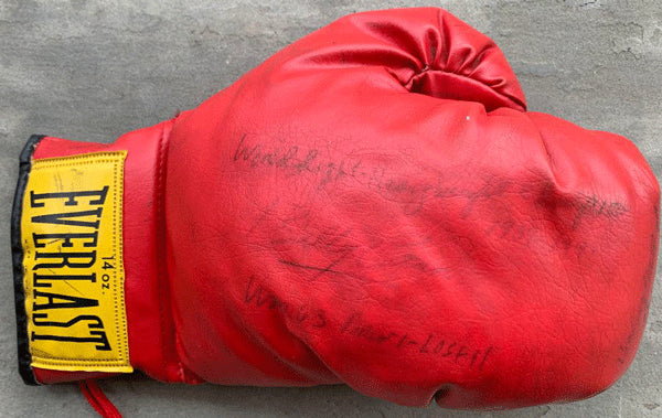 CONN, BILLY SIGNED BOXING GLOVE