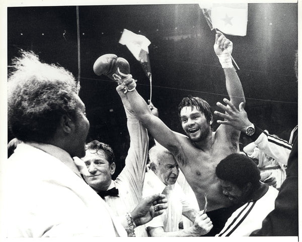 DURAN, ROBERTO WIRE PHOTO (CELEBRATING WITH KING)