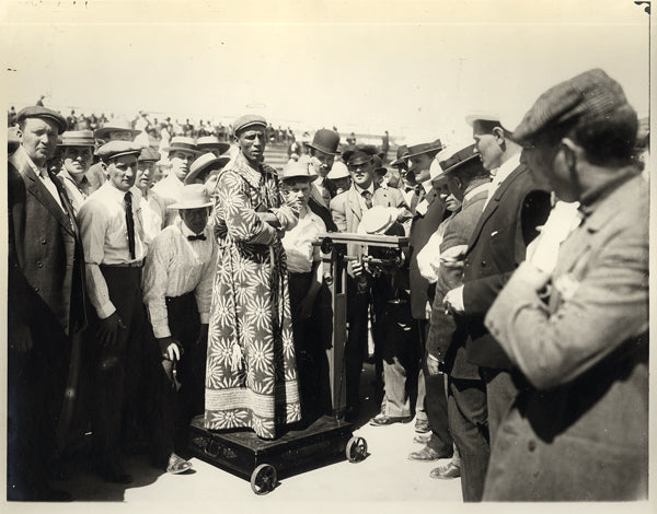 GANS, JOE-BATTLING NELSON ORIGINAL ANTIQUE PHOTO (1906-WEIGHING IN)