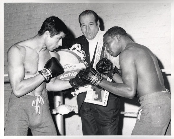 PUGH, PERCY-WILLIE MUNOZ WIRE PHOTO (1968-SQUARING OFF)