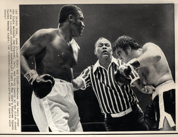 FRAZIER, JOE-JERRY QUARRY II WIRE PHOTO (1969-END OF FIGHT)