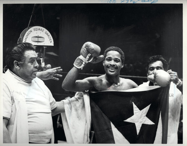 BENITEZ, WILFRED WIRE PHOTO (1978-AFTER DEFEATING BRUCE CURRY)